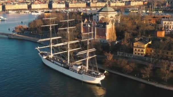 Stockholm, İsveç - Şubat 2020: Stockholm 'ün eski kasabasının hava manzarası. Körfezin üzerinde uçmak ve yelkenli gemi. — Stok video