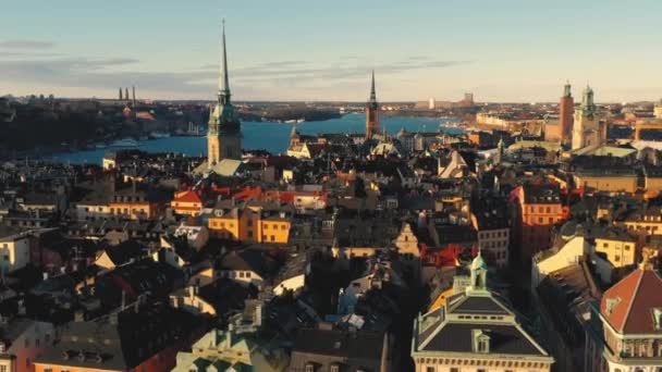 Sztokholm, Szwecja - luty, 2020: Widok z lotu ptaka na centrum Sztokholmu Gamla stan. Latanie nad budynkami starego miasta. — Wideo stockowe