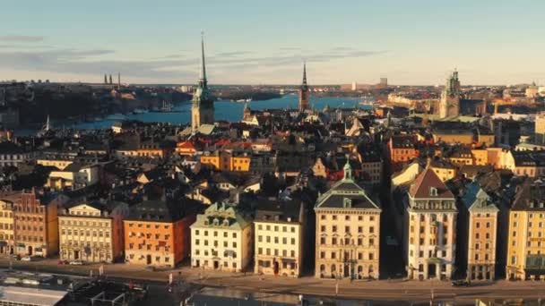 STOCKHOLM, SUECIA - FEBRERO 2020: Vista aérea del centro de Estocolmo Gamla stan. Volando sobre edificios en el casco antiguo . — Vídeo de stock