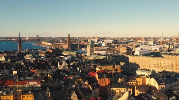 Stockholm, Svédország - 2020 február: Stockholm belvárosának légi kilátása Gamla Stan. Repülő épületek felett az óvárosban. — Stock videók