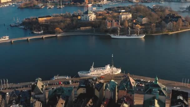 ESTOCOLMO, SUECIA - FEBRERO, 2020: Vista aérea del casco antiguo de Estocolmo. Volando sobre la bahía . — Vídeo de stock