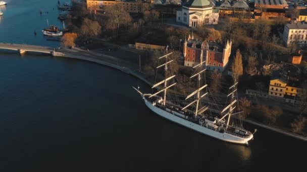 Stockholm, İsveç - Şubat 2020: Stockholm 'ün eski kasabasının hava manzarası. Körfezin üzerinde uçmak ve yelkenli gemi. — Stok video