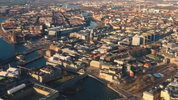 STOCKHOLM, SUÉCIA - FEVEREIRO, 2020: Vista aérea do centro da cidade de Estocolmo Gamla stan. Voando sobre edifícios na cidade velha . — Vídeo de Stock