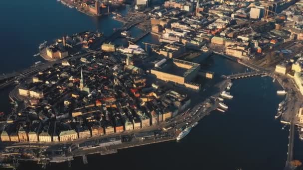 STOCKHOLM, SUÉCIA - FEVEREIRO, 2020: Vista aérea do centro da cidade de Estocolmo Gamla stan. Voando sobre edifícios na cidade velha . — Vídeo de Stock