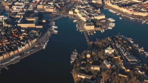 Stockholm, Zweden - februari 2020: Luchtfoto van Stockholm centrum Gamla stan. Vliegen over gebouwen in de oude stad. — Stockvideo