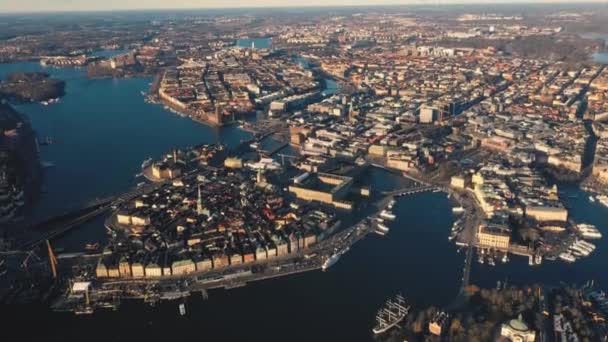 Stockholm, Svédország - 2020 február: Stockholm belvárosának légi kilátása Gamla Stan. Repülő épületek felett az óvárosban. — Stock videók