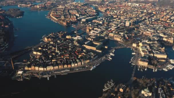 STOCKHOLM, SUÉCIA - FEVEREIRO, 2020: Vista aérea do centro da cidade de Estocolmo Gamla stan. Voando sobre edifícios na cidade velha . — Vídeo de Stock