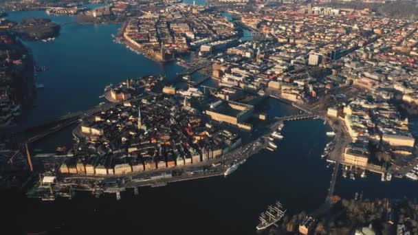 Stockholm, Zweden - februari 2020: Luchtfoto van Stockholm centrum Gamla stan. Vliegen over gebouwen in de oude stad. — Stockvideo