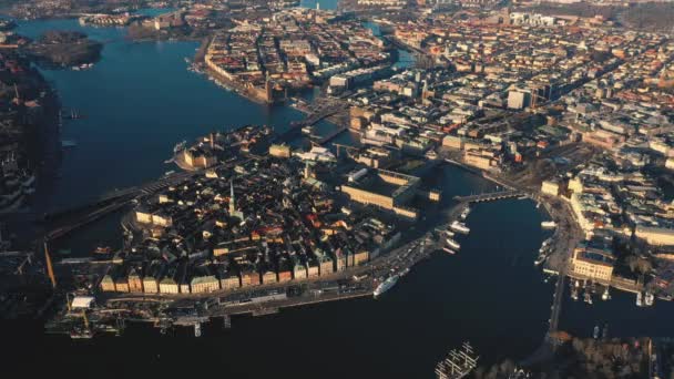Stockholm, Zweden - februari 2020: Luchtfoto van Stockholm centrum Gamla stan. Vliegen over gebouwen in de oude stad. — Stockvideo
