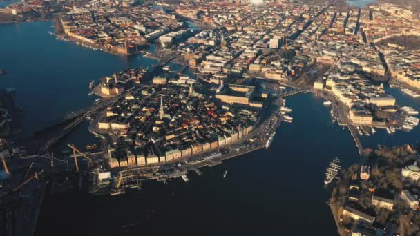 STOCKHOLM, SUECIA - FEBRERO 2020: Vista aérea del centro de Estocolmo Gamla stan. Volando sobre edificios en el casco antiguo . — Vídeo de stock