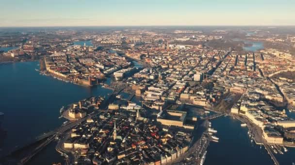 Sztokholm, Szwecja - luty, 2020: Widok z lotu ptaka na centrum Sztokholmu Gamla stan. Latanie nad budynkami starego miasta. — Wideo stockowe