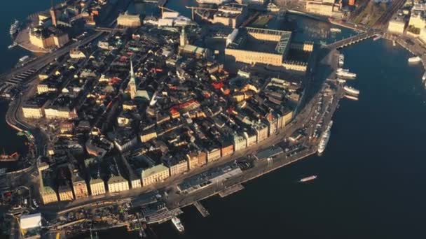 STOCKHOLM, SUÉCIA - FEVEREIRO, 2020: Vista aérea do centro da cidade de Estocolmo Gamla stan. Voando sobre edifícios na cidade velha . — Vídeo de Stock