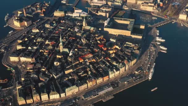 STOCKHOLM, SUÉCIA - FEVEREIRO, 2020: Vista aérea do centro da cidade de Estocolmo Gamla stan. Voando sobre edifícios na cidade velha . — Vídeo de Stock