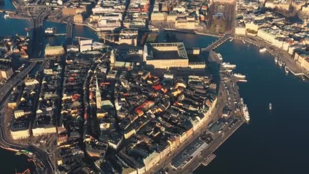 STOCKHOLM, SUECIA - FEBRERO 2020: Vista aérea del centro de Estocolmo Gamla stan. Volando sobre edificios en el casco antiguo . — Vídeo de stock