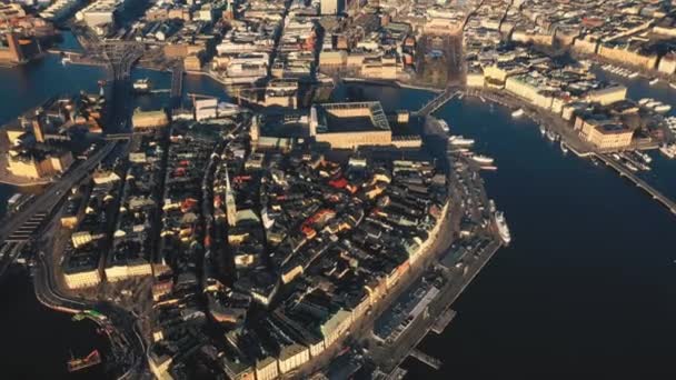 Stockholm, Zweden - februari 2020: Luchtfoto van Stockholm centrum Gamla stan. Vliegen over gebouwen in de oude stad. — Stockvideo