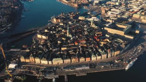 Stockholm, Zweden - februari 2020: Luchtfoto van Stockholm centrum Gamla stan. Vliegen over gebouwen in de oude stad. — Stockvideo