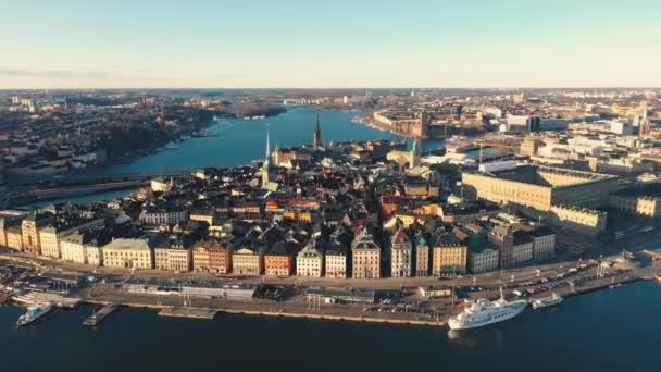 Sztokholm, Szwecja - luty, 2020: Widok z lotu ptaka na centrum Sztokholmu Gamla stan. Latanie nad budynkami starego miasta. — Wideo stockowe