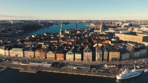 Stockholm, İsveç - Şubat 2020 Stockholm şehir merkezi Gamla Stan 'in hava manzarası. Eski kasabadaki binaların üzerinde uçmak. — Stok video