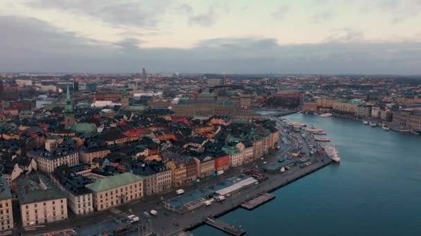 STOCKHOLM, SUÉCIA - FEVEREIRO, 2020: Vista aérea da cidade velha de Estocolmo. Voando sobre a baía . — Vídeo de Stock