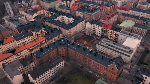 스톡홀름, 스웨덴 - 2 월 2020 년 2 월: 스톡홀름 시중 심부의 항공 사진. 올드 타운의 건물 위를 날고 있는 비행기. — 비디오