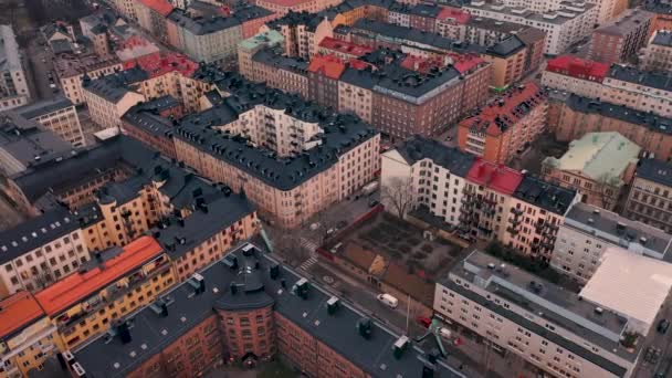 STOCKHOLM, SUÉCIA - FEVEREIRO, 2020: Vista aérea do centro da cidade de Estocolmo. Voando sobre edifícios na cidade velha . — Vídeo de Stock