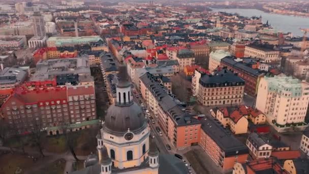 Sztokholm, Szwecja - luty 2020: Widok z lotu ptaka na centrum Sztokholmu. Latanie nad budynkami starego miasta. — Wideo stockowe