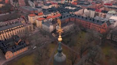 Stockholm, İsveç - Şubat 2020 Stockholm şehir merkezinin hava manzarası. Eski kasabadaki binaların üzerinde uçmak.