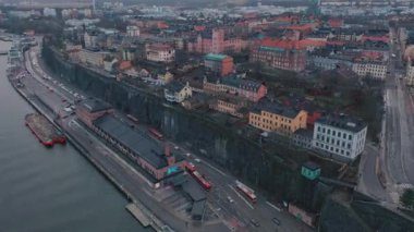Stockholm, İsveç - Şubat 2020 Stockholm şehir merkezinin hava manzarası. Eski kasabadaki binaların üzerinde uçmak.