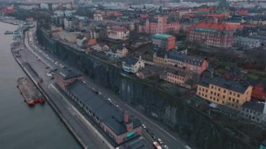 Stockholm, İsveç - Şubat 2020 Stockholm şehir merkezinin hava manzarası. Eski kasabadaki binaların üzerinde uçmak.