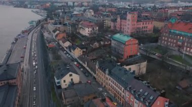 Stockholm, İsveç - Şubat 2020 Stockholm şehir merkezinin hava manzarası. Eski kasabadaki binaların üzerinde uçmak.