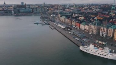 Stockholm, İsveç - Şubat 2020: Stockholm 'ün eski kasabasının hava manzarası. Körfezin üzerinde uçarken.