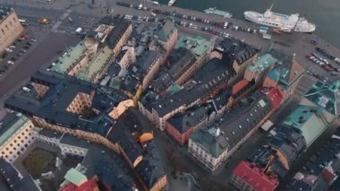 Stockholm, İsveç - Şubat 2020 Stockholm şehir merkezi Gamla Stan 'in hava manzarası. Eski kasabadaki binaların üzerinde uçmak.