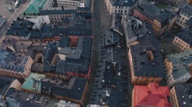 Stockholm, İsveç - Şubat 2020 Stockholm şehir merkezi Gamla Stan 'in hava manzarası. Eski kasabadaki binaların üzerinde uçmak.