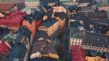 Stockholm, İsveç - Şubat 2020 Stockholm şehir merkezi Gamla Stan 'in hava manzarası. Eski kasabadaki binaların üzerinde uçmak.