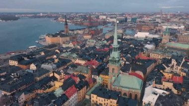 Stockholm, İsveç - Şubat 2020 Stockholm 'deki eski şehir merkezi Gamla Stan' deki katedralin havadan görünüşü.