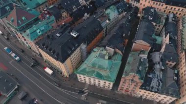 Stockholm, İsveç - Şubat 2020 Stockholm şehir merkezi Gamla Stan 'in hava manzarası. Eski kasabadaki binaların üzerinde uçmak.