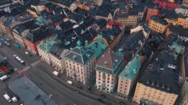 Stockholm, İsveç - Şubat 2020 Stockholm şehir merkezi Gamla Stan 'in hava manzarası. Eski kasabadaki binaların üzerinde uçmak.