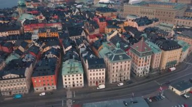 Stockholm, İsveç - Şubat 2020 Stockholm şehir merkezi Gamla Stan 'in hava manzarası. Eski kasabadaki binaların üzerinde uçmak.