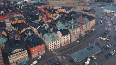 Stockholm, İsveç - Şubat 2020 Stockholm şehir merkezi Gamla Stan 'in hava manzarası. Eski kasabadaki binaların üzerinde uçmak.