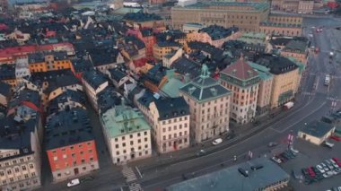 Stockholm, İsveç - Şubat 2020 Stockholm şehir merkezi Gamla Stan 'in hava manzarası. Eski kasabadaki binaların üzerinde uçmak.