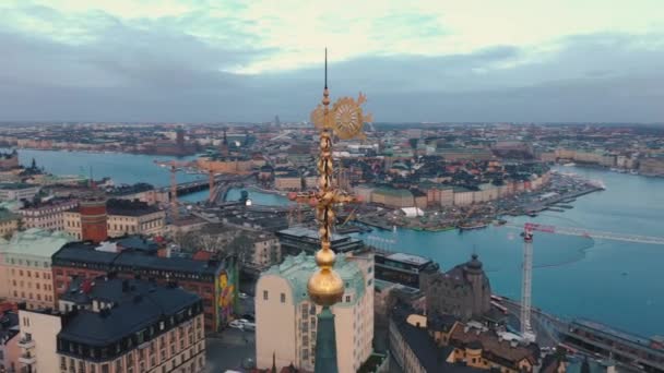 СТОКГОЛЬМ, ШВЕЦИЯ - ФЕБРУАРЯ, 2020: Вид с воздуха на центр Стокгольма. Летающие над зданиями в старом городе . — стоковое видео