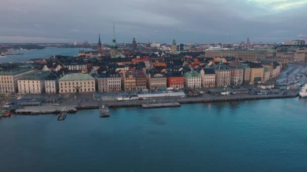 Stockholm, Schweden - Februar 2020: Luftaufnahme der Stockholmer Altstadt. Fliegen über die Bucht. — Stockvideo