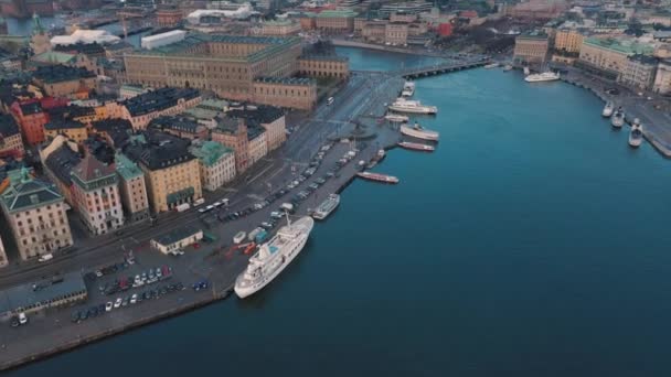 Stockholm, Zweden - februari 2020: Luchtfoto van de oude binnenstad van Stockholm. Vliegen over de baai. — Stockvideo