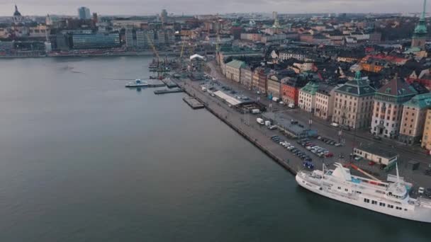 STOCKHOLM, SUÉCIA - FEVEREIRO, 2020: Vista aérea da cidade velha de Estocolmo. Voando sobre a baía . — Vídeo de Stock