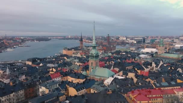 STOCKHOLM, SUÈDE - FÉVRIER 2020 : Vue aérienne du centre-ville de Stockholm Gamla stan. Survoler les bâtiments de la vieille ville . — Video