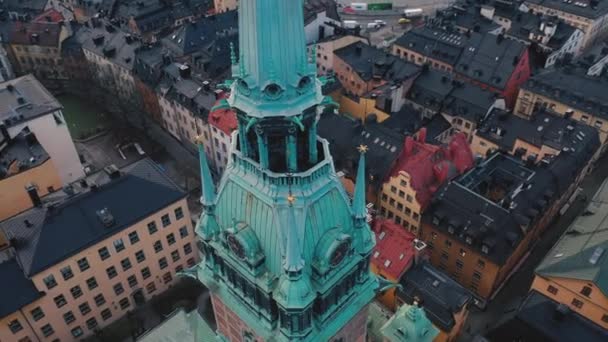STOCKHOLM, SUÉCIA - FEVEREIRO, 2020: Vista aérea da catedral no centro da cidade velha de Estocolmo Gamla stan . — Vídeo de Stock