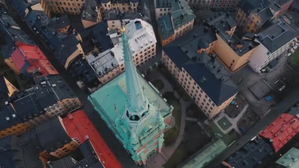 Στοκχόλμη, Σουηδία - Φεβρουάριος 2020: Αεροφωτογραφία του καθεδρικού ναού στο κέντρο της παλιάς πόλης της Στοκχόλμης Gamla stan. — Αρχείο Βίντεο