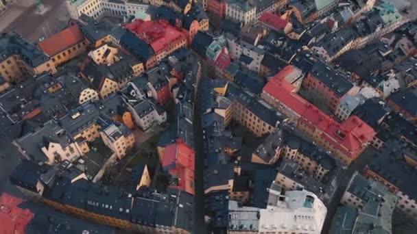 STOCKHOLM, SUÈDE - FÉVRIER 2020 : Vue aérienne du centre-ville de Stockholm Gamla stan. Survoler les bâtiments de la vieille ville . — Video