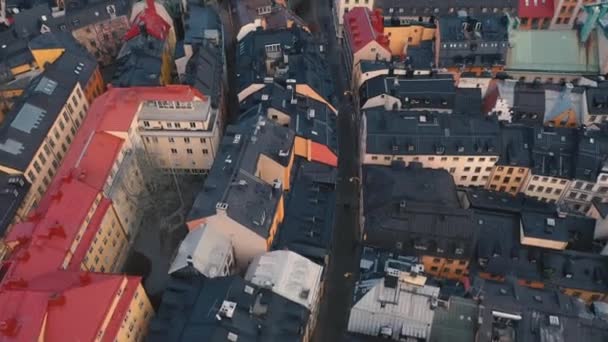 STOCKHOLM, SUÈDE - FÉVRIER 2020 : Vue aérienne du centre-ville de Stockholm Gamla stan. Survoler les bâtiments de la vieille ville . — Video