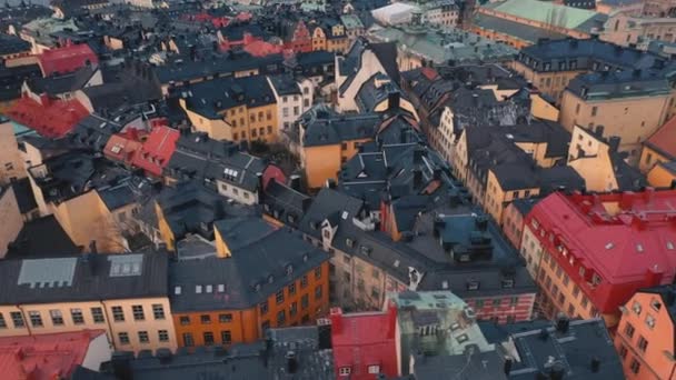 Sztokholm, Szwecja - luty, 2020: Widok z lotu ptaka na centrum Sztokholmu Gamla stan. Latanie nad budynkami starego miasta. — Wideo stockowe